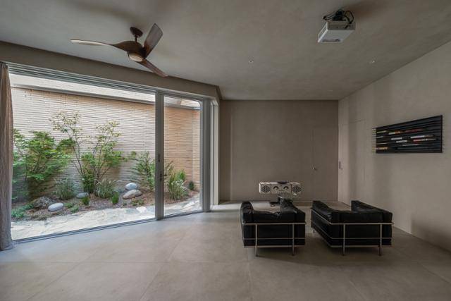 햇빛과 바람이 통하는 성큰 공간이 들어선 지하 놀이공간의 모습. 스페셜 페인팅으로 천장과 벽면을 마감하고, 인테리어 요소를 섬세하게 구성해 세련미가 넘친다. 김용성 건축사진작가 제공