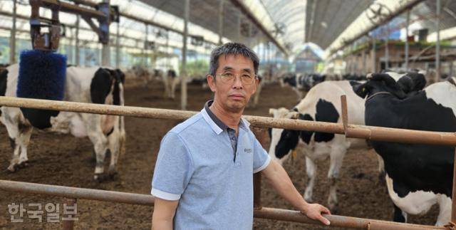 민주목장 주인 정헌모(62)씨. 이곳에서 37년째 소를 키우고 있다. 청주=조소진 기자