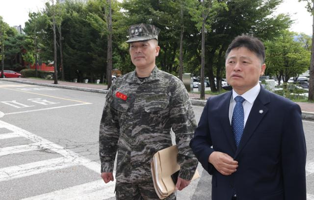 국방부 검찰단장 등을 고발한 박정훈(왼쪽) 전 해병대 수사단장과 그의 변호인인 김정민 변호사가 14일 오전 경기 과천시 고위공직자범죄수사처에서 취재진 질문에 답하고 있다. 연합뉴스