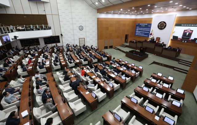 15일 서울 중구 서울시의회에서 열린 본회의가 더불어민주당 소속 시의원들이 불참한채 열리고 있다. 뉴시스