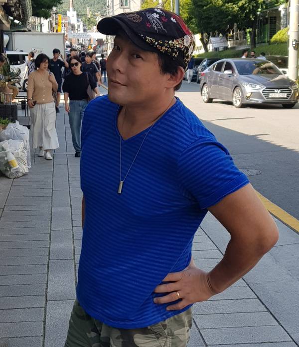 인터뷰에 나선 타지리.&nbsp; &nbsp; &nbsp;이석무 기자&nbsp;