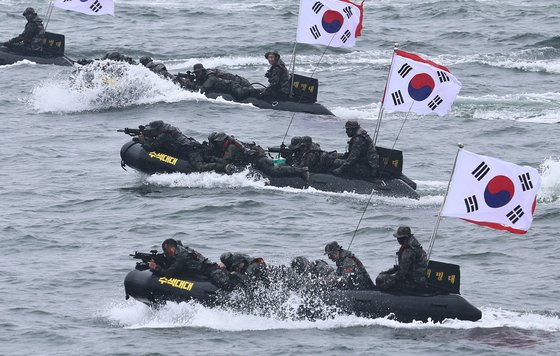 지난 13일 인천항 수로에서 열린 제73주년 인천상륙작전 전승기념 미디어데이 행사에서 해병대원들이 고무보트를 타고 기동하고 있다. 뉴스1