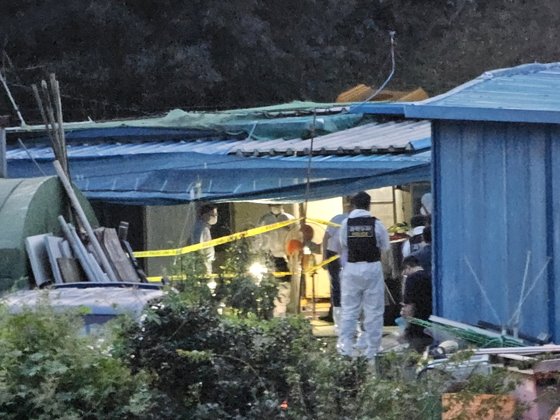 15일 오후 전남 영암군 영암읍 한 마을 내 일가족 시신 5구가 발견된 주택에서 경찰의 감식이 진행되고 있다. 뉴스1