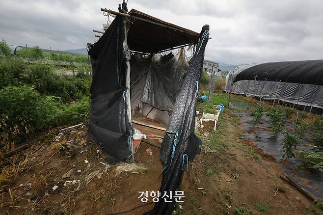 지난해 6월28일 경기도 포천시의 한 비닐하우스 농장 내 이주노동자들의 농막 기숙사 옆 간이 화장실. 포천 | 성동훈 기자