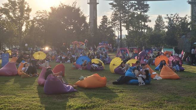 An outdoor library at Ttukseom Hangang Park (Hangang Outdoor Library)