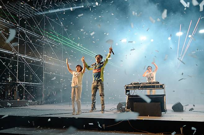 Comedian Park Myung-soo leads an EDM performance. (The Seoripul Festival)