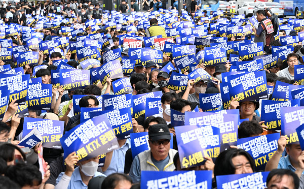 전국철도노동조합 조합원들이 14일 서울역 인근에서 진행된 총파업 출정식에서 철도 민영화 중단을 촉구하고 있다. 철도노조는 수서행 고속철도(KTX) 투입, 4조2교대 전면 시행 등을 촉구하며 이날부터 총파업에 들어갔다. 권현구 기자