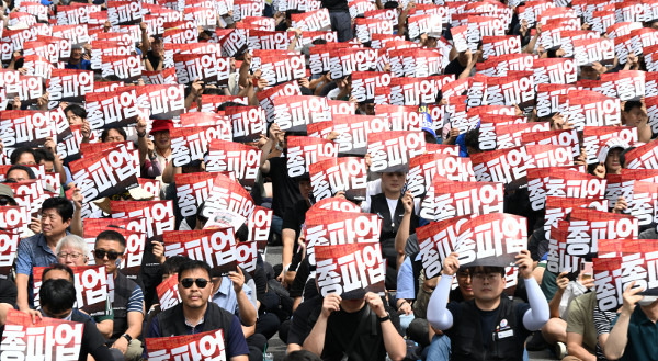 전국철도노동조합 조합원들이 14일 서울역 인근에서 진행된 총파업 출정식에서 ‘총파업’이라고 적힌 손팻말을 들고 있다. 철도노조는 수서행 고속철도(KTX) 투입, 4조2교대 전면 시행 등을 촉구하며 이날부터 총파업에 들어갔다. 권현구 기자