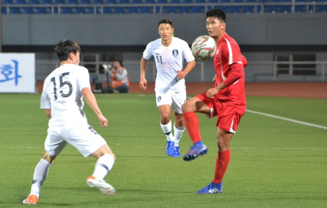 북한 축구선수 한광성이 2019년 10월 15일 북한 평양 김일성경기장에서 열린 2022년 카타르월드컵 아시아 예선 한국 대 북한의 경기에서 패스하고 있다. 뉴시스