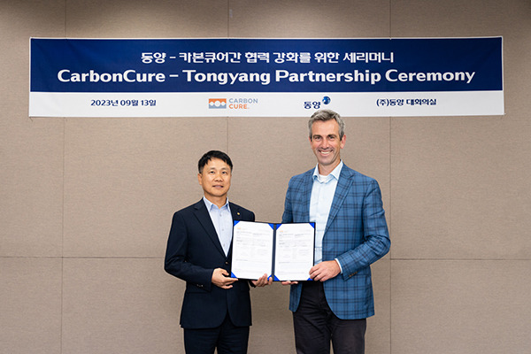 CarbonCure Chief Executive Officer Robert Niven, right, poses for a photo ceremony held in Seoul on Sep. 13. [Courtesy of Tongyang]