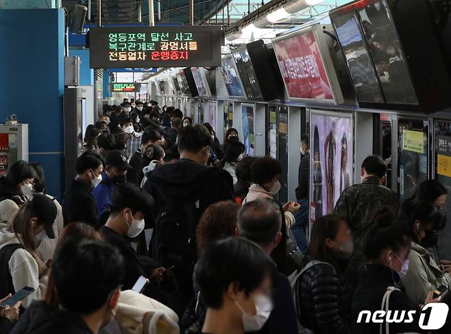 기사와 직접적인 관련 없음. 사진은 지난해 11월 영등포역 인근에서 무궁화호 열차  탈선으로 지하철 운행이 지연되고 있는 모습. /사진=뉴스1