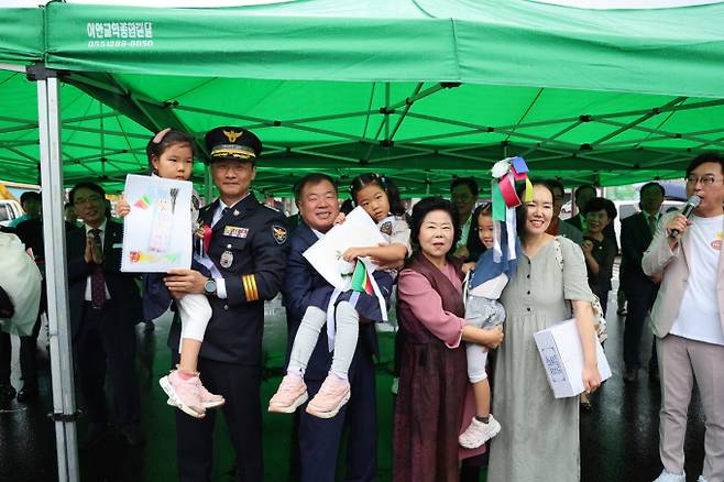 이승화 산청군수가 15일 '2023산청세계전통의약항노화엑스포' 축제 1호 관람객에 당첨된 주민에게 상품을 수여하고 있다./사진=경남도 제공