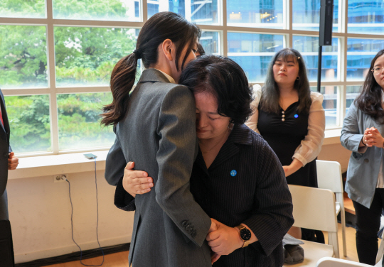 윤석열 대통령 부인 김건희 여사가 15일 서울 중구 커뮤니티하우스 마실에서 열린 ‘괜찮아, 걱정마’ 마음건강을 위한 대화에서 참석자들을 위로하고 있다. 대통령실 제공