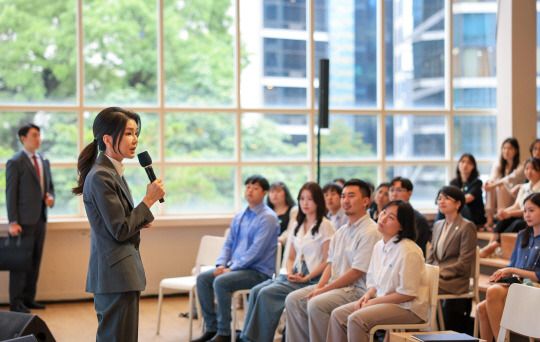 윤석열 대통령 부인 김건희 여사가 15일 서울 중구 커뮤니티하우스 마실에서 열린 ‘괜찮아, 걱정마’ 마음건강을 위한 대화에서 발언하고 있다. 대통령실 제공