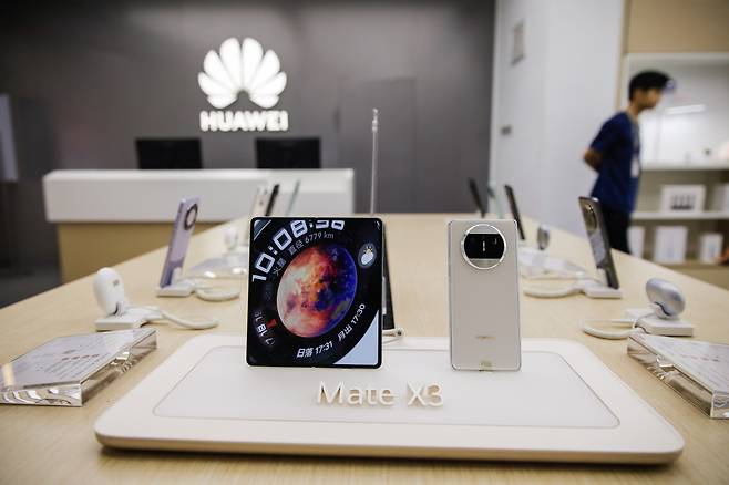 중국 베이징의 화웨이 매장에 진열된 메이트 60 및 메이트 60 프로[EPA]