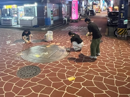 서울 동작구는 학교 개학 시기를 맞아 학교 주변 현수막, 전단지 등 불법 광고물을 집중 단속한다고 15일 밝혔다. [동작구 제공]