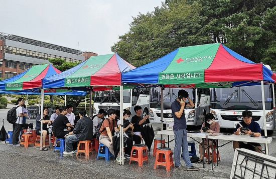 경북전문대 제학생들이 사랑의 헌혈에 동참하기위해 순서를 기다리고 있다(경북 전문대 제공)