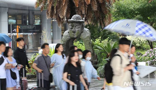 [제주=뉴시스] 우장호 기자 = 제주국제공항 1층 도착장에 가족과 친구, 연인 등 관광객들의 발걸음이 이어지고 있다. 뉴시스DB. woo1223@newsis.com