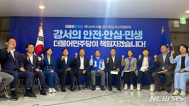 [서울=뉴시스] 신귀혜 기자= 15일 오전 서울 강서구  진교훈 더불어민주당 강서구청장 후보자 선거사무실에서 열린 민주당 최고위원회의에서 박광온 원내대표와 진 후보를 비롯한 참석자들이 파이팅을 외치고 있다. 2023.09.15. marimo@newsis.com