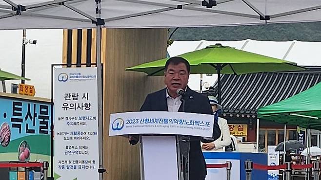 [산청=뉴시스] 서희원 기자= 2023산청세계전통의약항노화엑스포가 열리는 산청 동의보감촌에서 이승화 산청군수가 인사말을 하고 있다. 2023. 9. 15. shw1881@newsis.com *재판매 및 DB 금지