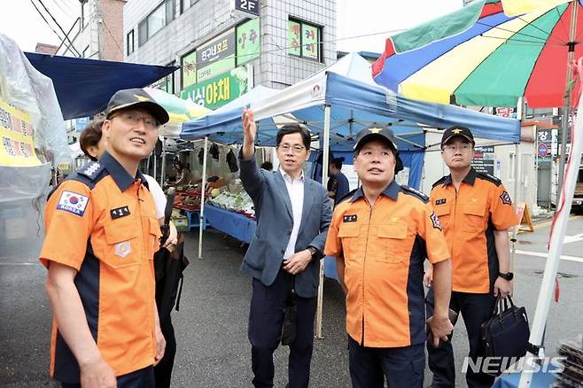 [수원=뉴시스] 양효원 기자 = 15일 조선호 경기도소방재난본부장이 화성 발안만세시장 등을 찾아 추석 대비 화재안전컨설팅을 진행하고 있다. (사진=경기도소방재난본부 제공) 2023.9.15. hyo@newsis.com  *재판매 및 DB 금지