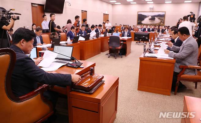 [서울=뉴시스] 이영환 기자 = 소병훈 국회 농림축산식품해양수산위원장이 15일 오후 서울 여의도 국회에서 열린 전체회의에서 안건을 상정하고 있다. 2023.09.15. 20hwan@newsis.com