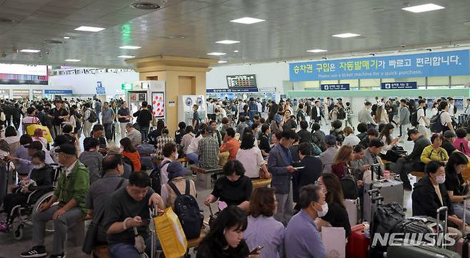 [서울=뉴시스] 김금보 기자 = 전국철도노동조합 파업 이틀째인 15일 오후 서울 중구 서울역 대합실이 열차를 기다리는 이용객들로 붐비고 있다. 2023.09.15. kgb@newsis.com