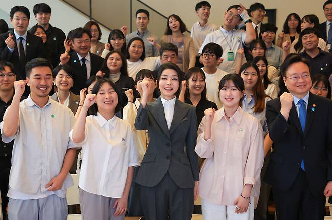 [서울=뉴시스] 윤석열 대통령 부인 김건희 여사가 15일 서울 중구 커뮤니티하우스 마실에서 열린 '괜찮아, 걱정마' 마음건강을 위한 대화에서 참석자들과 기념촬영하고 있다. 마음건강을 위한 대화는 정신건강 활동가, 자살시도 후 회복자, 자살예방 서포터즈, 자살 유족, 자살위기극복 특별위원회 위원 등이 참석했다. (사진=대통령실 제공) 2023.09.15. photo@newsis.com *재판매 및 DB 금지