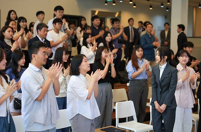 [서울=뉴시스] 윤석열 대통령 부인 김건희 여사가 15일 서울 중구 커뮤니티하우스 마실에서 열린 '괜찮아, 걱정마' 마음건강을 위한 대화에 입장하고 있다. 마음건강을 위한 대화는 정신건강 활동가, 자살시도 후 회복자, 자살예방 서포터즈, 자살 유족, 자살위기극복 특별위원회 위원 등이 참석했다. (사진=대통령실 제공) 2023.09.15. photo@newsis.com *재판매 및 DB 금지