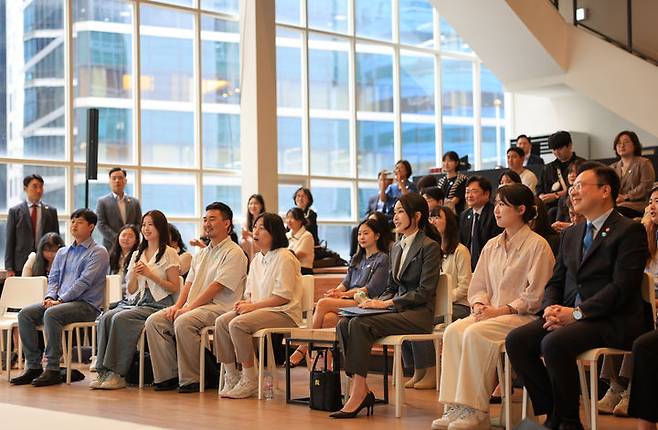 [서울=뉴시스] 윤석열 대통령 부인 김건희 여사가 15일 서울 중구 커뮤니티하우스 마실에서 열린 '괜찮아, 걱정마' 마음건강을 위한 대화에서 참석자들의 경험 및 소감을 경청하고 있다. 마음건강을 위한 대화는 정신건강 활동가, 자살시도 후 회복자, 자살예방 서포터즈, 자살 유족, 자살위기극복 특별위원회 위원 등이 참석했다. (사진=대통령실 제공) 2023.09.15. photo@newsis.com *재판매 및 DB 금지