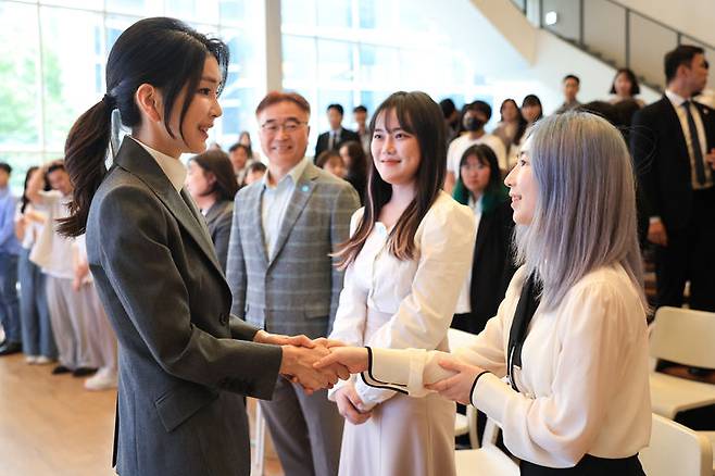 [서울=뉴시스] 윤석열 대통령 부인 김건희 여사가 15일 서울 중구 커뮤니티하우스 마실에서 열린 '괜찮아, 걱정마' 마음건강을 위한 대화에서 참석자들을 위로하고 있다. 마음건강을 위한 대화는 정신건강 활동가, 자살시도 후 회복자, 자살예방 서포터즈, 자살 유족, 자살위기극복 특별위원회 위원 등이 참석했다. (사진=대통령실 제공) 2023.09.15. photo@newsis.com *재판매 및 DB 금지