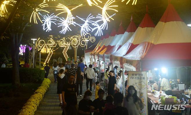 [장수=뉴시스] 김얼 기자 = 제17회 장수 한우랑 사과랑 축제 개막식이 열린 15일 전북 장수군 의암공원 축제장을 찾은 시민들로 장내가 북적이고 있다. 2023.09.15. pmkeul@nwsis.com