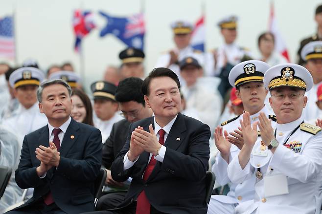 윤석열 대통령이 15일 인천항 수로에서 열린 제73주년 인천상륙작전 전승행사에서 해군 상륙함 노적봉함에 탑승, 박수치고 있다. ⓒ연합뉴스