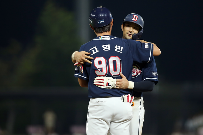 두산 강승호가 15일 광주 KIA전 9회초 내야안타로 사이클링 히트를 기록한 뒤 고영민 코치와 포옹하고 있다. 두산 베어스 제공