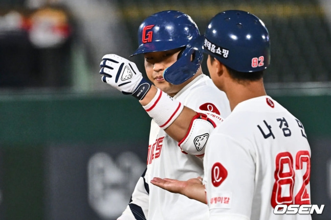 롯데 유강남(왼쪽)이 15일 사직 키움전에서 3회 말 1타점 적시타를 치고 세리머니를 하고 있다.