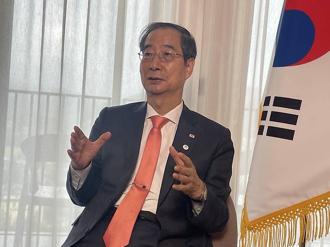 인터뷰하는 한덕수 국무총리 (크리니차[폴란드]=연합뉴스) 이율 특파원 = 한덕수 국무총리가 14일(현지시간) 폴란드 동남부 크리니차에서 연합뉴스 등과 인터뷰하고 있다. 2023.9.14