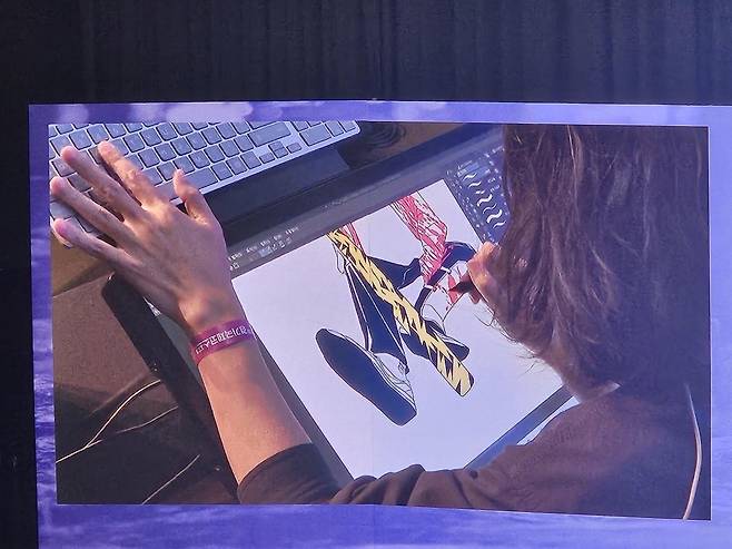 웹툰 작업 과정을 시연하는 오세형 작가  (부천=연합뉴스) 김경윤 기자 = 웹툰 작가 오세형이 15일 경기 부천 한국만화박물관에서 열린 '와콤과 함께하는 웹툰 세미나'에 참석해 작업 과정을 시연하고 있다. 2023.9.15 heeva@yna.co.kr