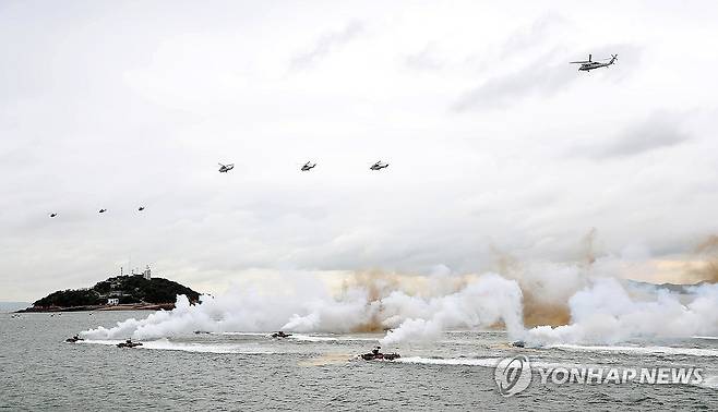 연막탄 쏘며 돌격하는 상륙돌격장갑차 (인천=연합뉴스) 임헌정 기자 = 15일 인천항 수로 및 팔미도 근해에서 열린 제73주년 인천상륙작전 시연행사에서 상륙돌격장갑차(KAAV)가 연막탄을 쏘며 상륙해안으로 돌격하고 있다. 2023.9.15 [대통령실통신사진기자단] kane@yna.co.kr