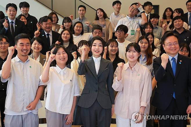 참석자들과 기념촬영하는 김건희 여사 (서울=연합뉴스) 임헌정 기자 = 윤석열 대통령 부인 김건희 여사가 15일 서울 중구 커뮤니티하우스 마실에서 열린 '괜찮아, 걱정마' 마음건강을 위한 대화에서 참석자들과 기념촬영을 하고 있다. 2023.9.15 [대통령실 제공. 재판매 및 DB 금지] kane@yna.co.kr