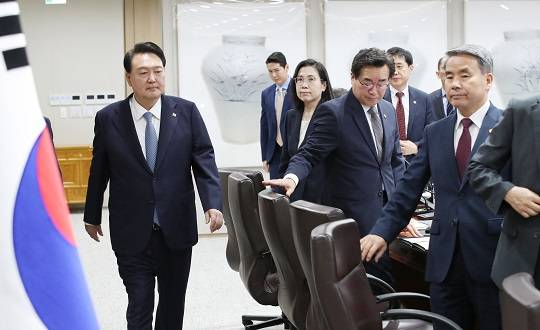 윤석열 대통령이 지난 12일 서울 용산 대통령실 청사에서 열린 국무회의에 입장하는 모습. 사진=뉴시스