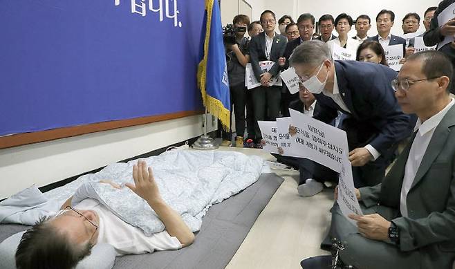 지난 15일 국회 더불어민주당 대표실에서 의원들이 이재명 대표에게 단식 중단을 촉구하고 있다.(사진=공동취재단)