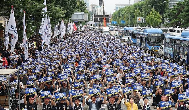 전국철도노동조합(철도노조) 파업 사흘째인 16일 오후 서울 용산구 남영역 인근에서 열린 ‘철도노조 총파업 승리 결의대회’에서 조합원들이 철도 민영화 정책 중단 등을 요구하며 구호를 외치고 있다.(사진=연합뉴스)