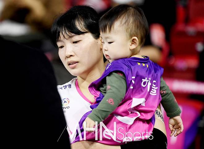 흥국생명 김해란이 아들을 안고있다ⓒMHN스포츠 이지숙 기자