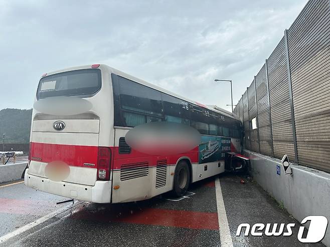 16일 오후 3시31분쯤 전남 고흥군 고흥읍 편도 2차선 도로를 달리던 시외버스가 도로 방음벽을 들이받고 멈춰 서 있다.(전남소방본부 제공)2023.9.16/뉴스1