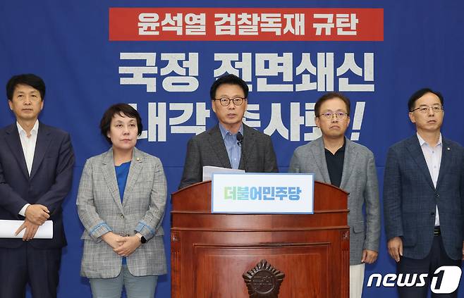 박광온 더불어민주당 원내대표가 16일 오후 서울 여의도 국회에서 열린 긴급 의원총회를 마치고 결의문을 발표하고 있다. 이날 민주당 의원총회에서는 단식 17일차를 맞는 이재명 대표의 건강을 우려, 대책을 논의했다.(공동취재) 2023.9.16/뉴스1 ⓒ News1 황기선 기자