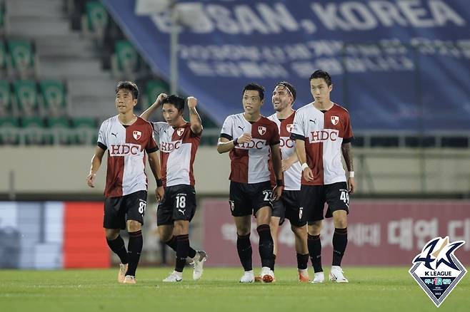 K리그2 선두를 질주 중인 부산 아이파크.(한국프로축구연맹 제공)