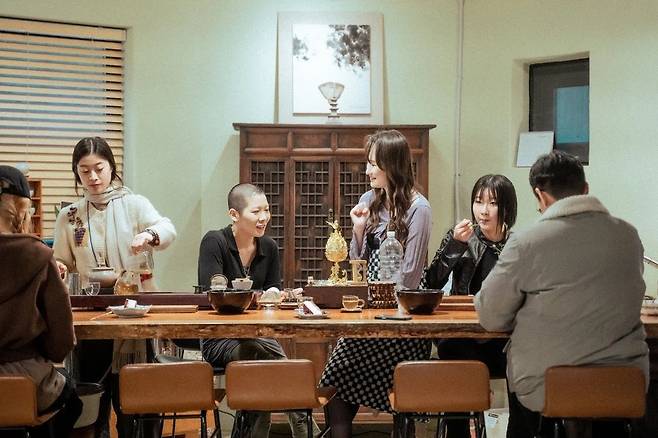 서울 불교 명상 템플스테이 '홍대선원'에서 청년들이 명상과 차, 하우스 음악이 어우러진 파티를 즐기고 있다. /인스타그램