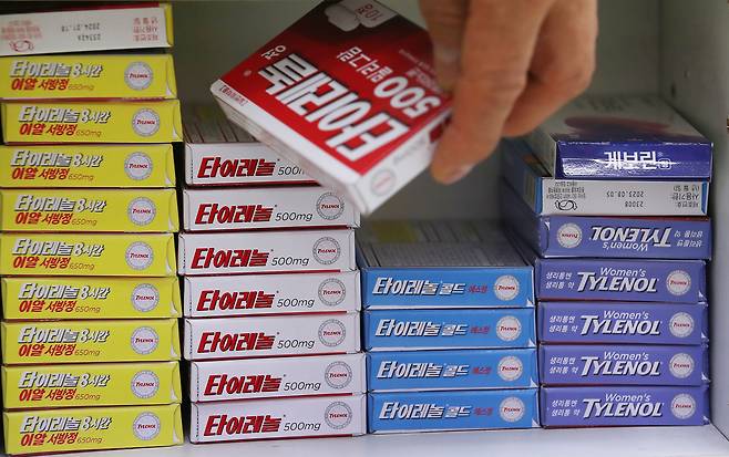 서울의 한 약국에서 약사가 타이레놀을 집어 들고 있다. /연합뉴스
