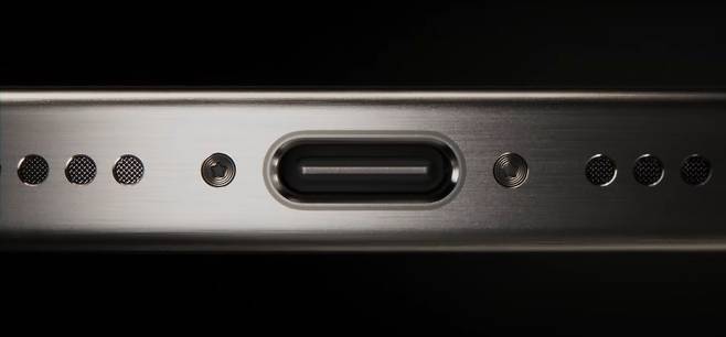 지난 12일(현지 시각) 애플이 발표한 아이폰15 프로의 충전부에 8핀 대신 USB-C 단자가 들어가 있다. /유튜브 캡쳐