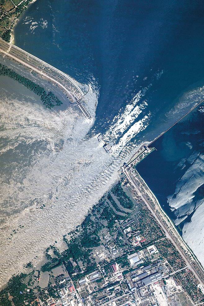 6월 우크라이나 카호우카 댐이 붕괴된 모습. AP뉴시스